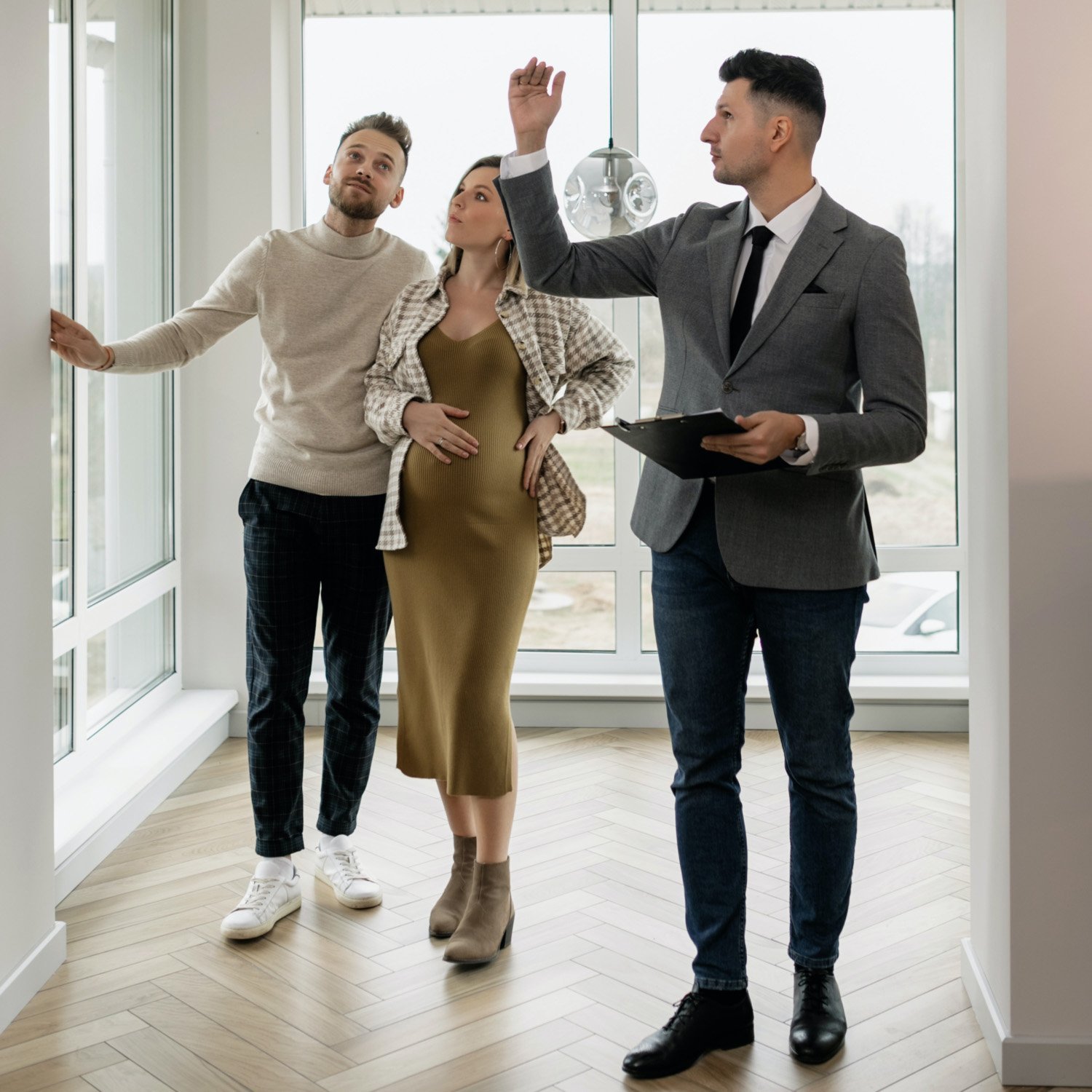 immobilienmakler mit jungen paar